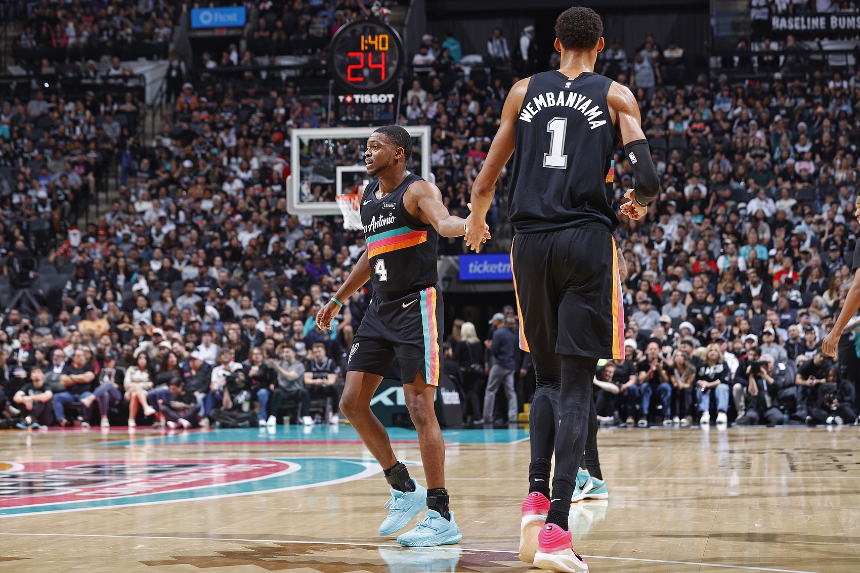 半岛体育APP-福克斯：绿军今天的防守不常见 他们让文班在低位持球 我们作掩护